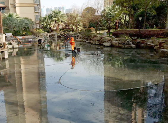 大渡口景观池淤泥清理