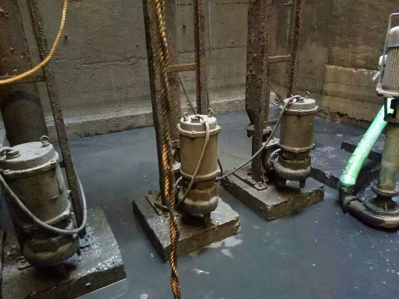 大渡口污水池清理