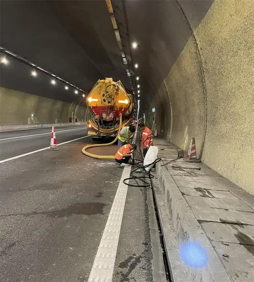 大渡口隧道排水渠清淤